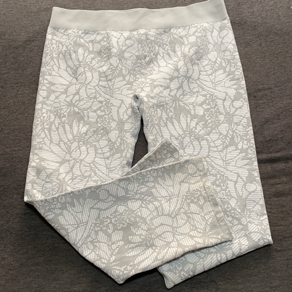 Fabletics Capri legging - Picture 2 of 4